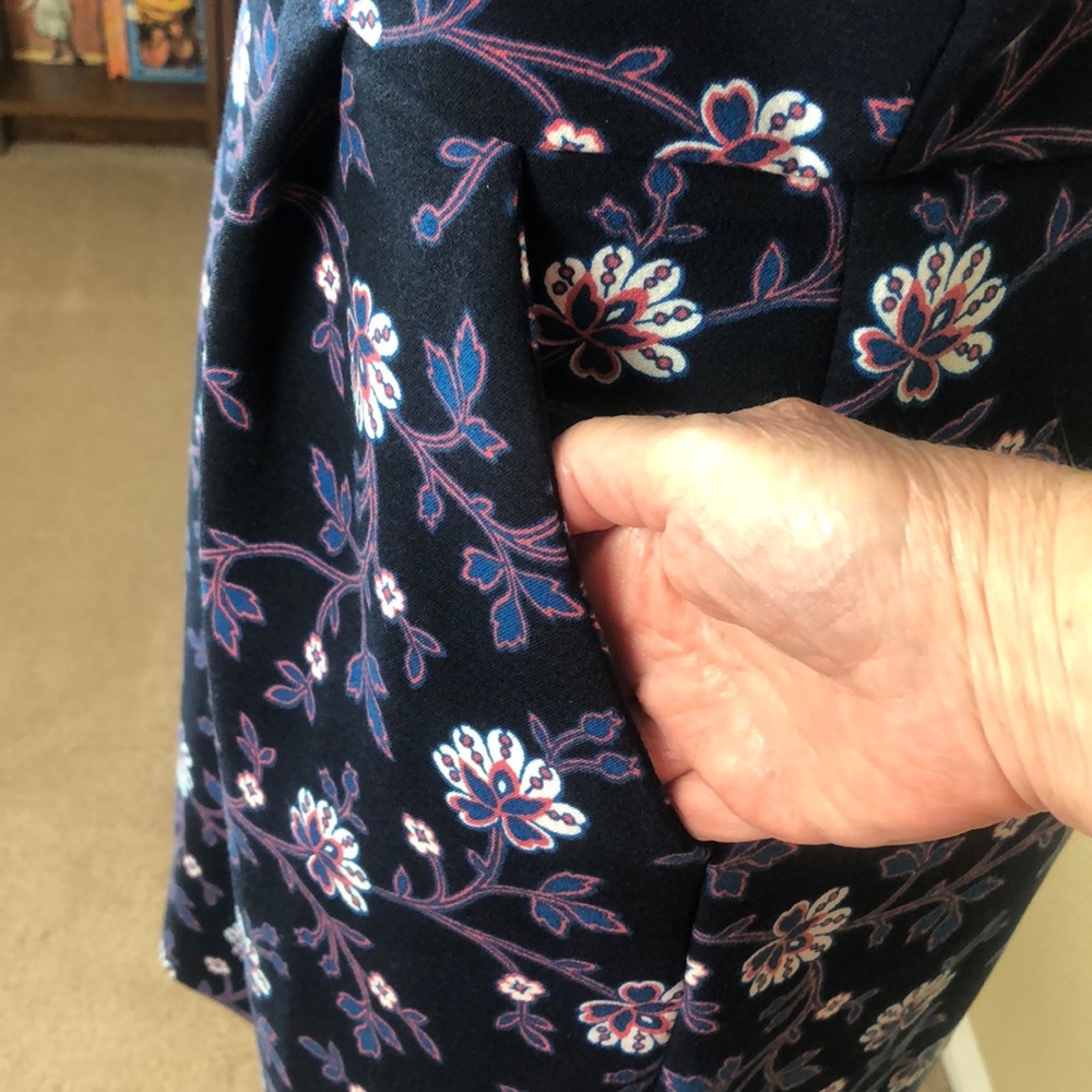 NWT LOFT Black w/Blue Pink and White Floral Pocketed Dress - Size 6 Petite - Picture 3 of 13